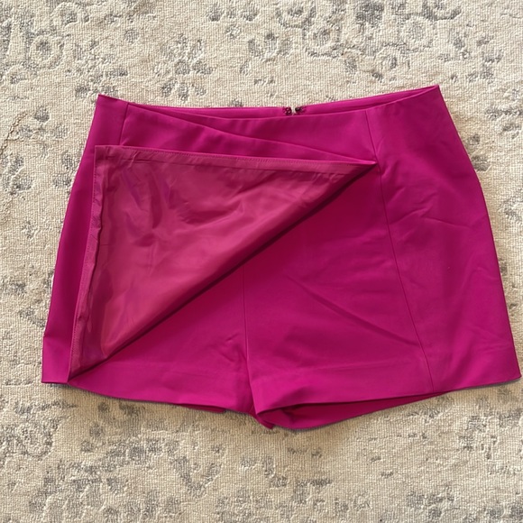 EXPRESS fuchsia skort. - Picture 2 of 4